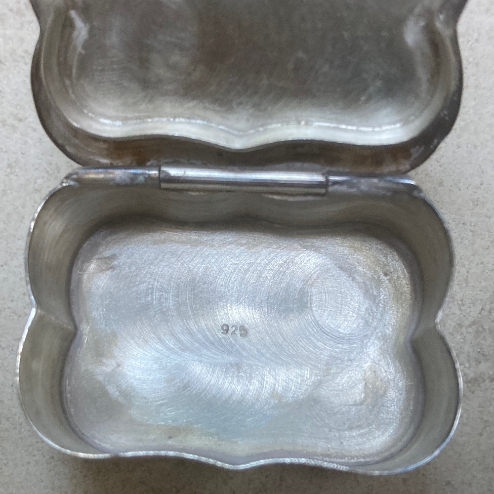 Sterling silver pill box - Picture 2 of 3
